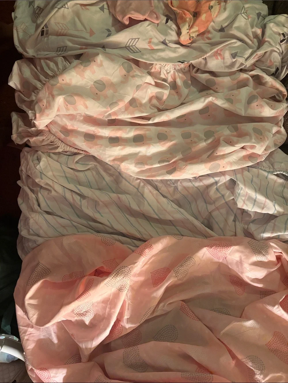 4 diff patterned baby girl crib & pac n play fitted sheets- never used , 2 hats
